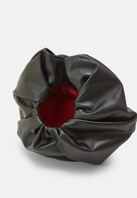 Zwarte leren tas met een verzameld ontwerp. Binnenin is het rood. Zachte textuur met plooien die een gestructureerde maar toch casual vorm creëren. Geen zichtbare hardware.