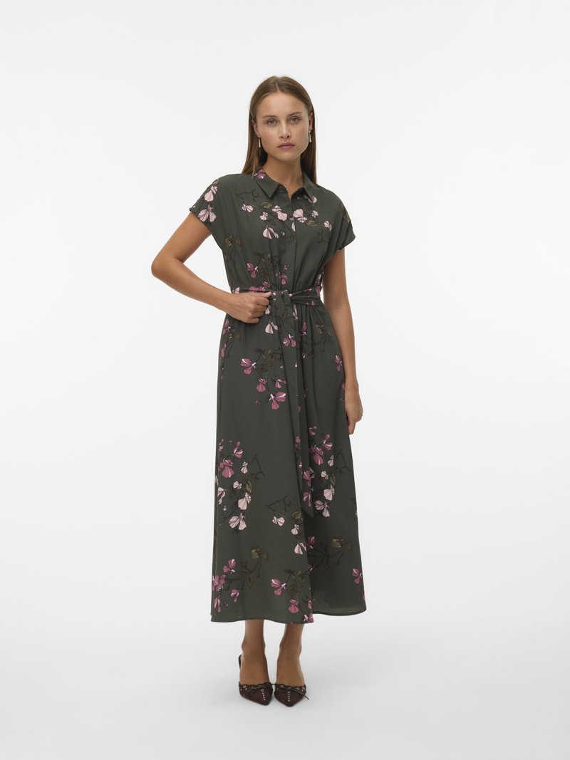 Robe maxi florale en tissu vert foncé avec des motifs de fleurs roses et beiges, manches courtes, devant à boutons et taille ajustable par cordon.