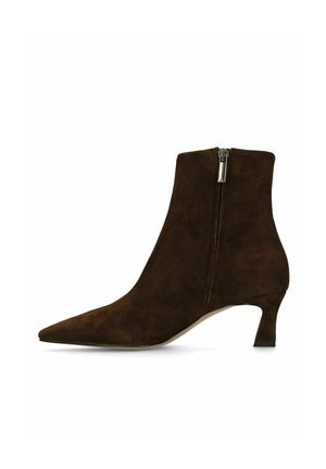 Donkerbruine suède enkellaars voor dames met spits toelopende neus, ritssluiting aan de zijkant en taps toelopende kittenhak.