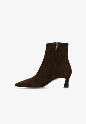 Donkerbruine suède enkellaars voor dames met spits toelopende neus, ritssluiting aan de zijkant en taps toelopende kittenhak.