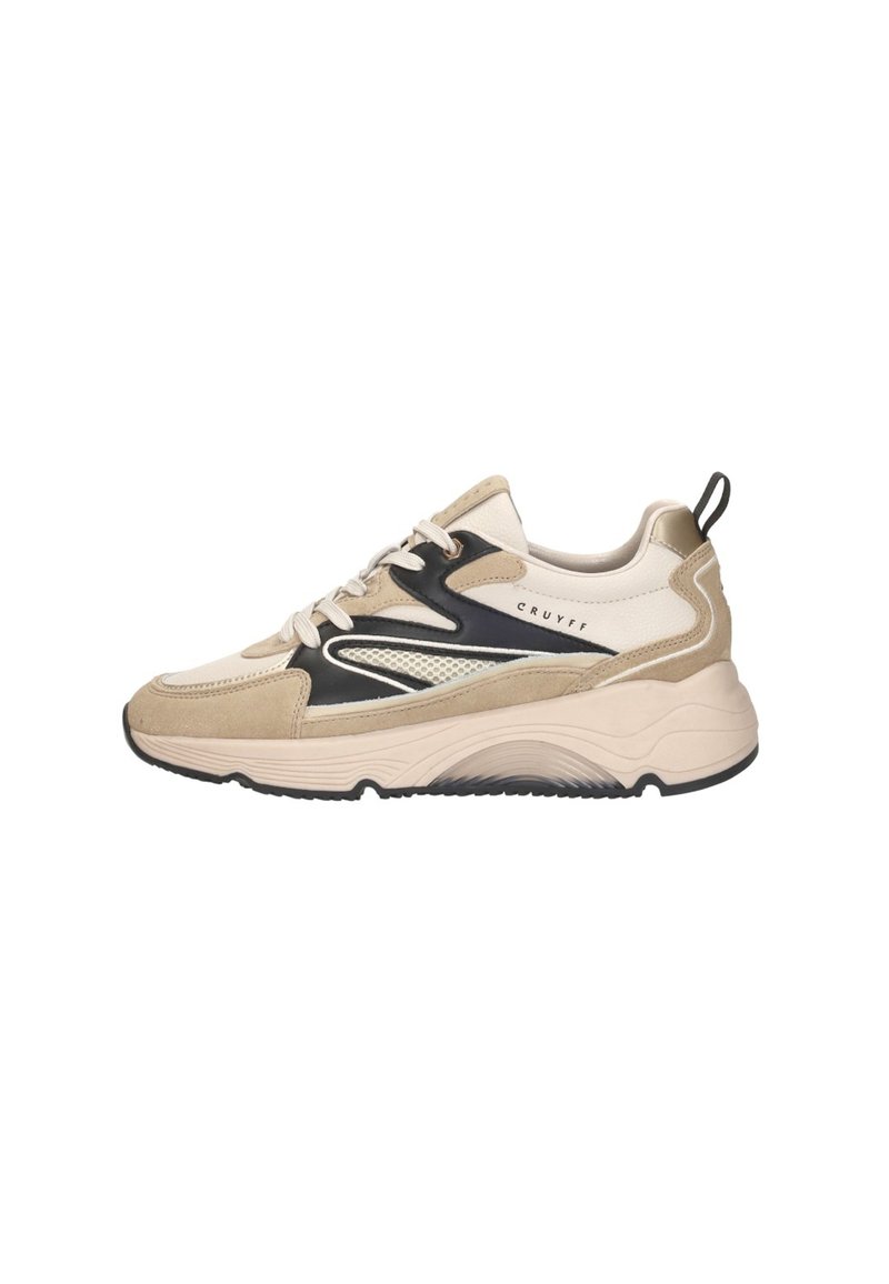 Beige en zwarte suède sneaker met vetersluiting, getextureerde accenten, mesh panelen en een dikke rubberen zool. Voorzien van een trekknoop aan de hiel.