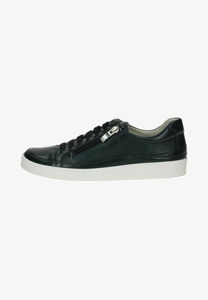 Sneaker en cuir noir avec une surface texturée, présentant une fermeture éclair et une semelle en caoutchouc blanche contrastante. Bout arrondi et design de lacets plats.