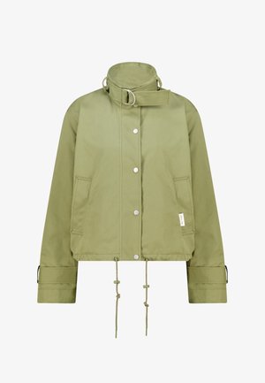 Olijfgroene, cropped jas van gladde stof. Voorzien van een hoge kraag met ceintuur, drukknopen, twee steekzakken aan de voorkant en verstelbare trekkoorden aan de zoom.
