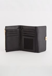 Cartera de cuero negro con textura suave, múltiples ranuras para tarjetas, protección RFID y cierre de cremallera en tono dorado.