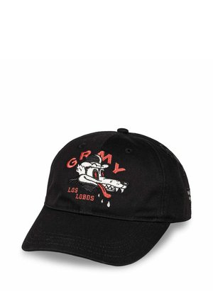 Gorra de béisbol negra con un dibujo bordado de una cara de lobo caricaturesco, texto rojo "GRMY" arriba y "LOS LOBOS" abajo del diseño en el panel frontal.