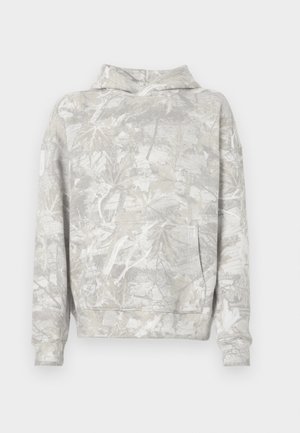 Sudadera con capucha de color gris claro con un diseño de hojas, que cuenta con un bolsillo frontal y puños acanalados. Tejido suave con una apariencia texturizada.