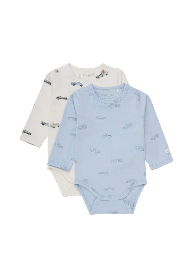 Twee langärmelige babybody's: de ene wit met blauwe autoprints, de ander lichtblauw met vergelijkbare patronen. Zachte katoenen stof, ronde halslijnen.