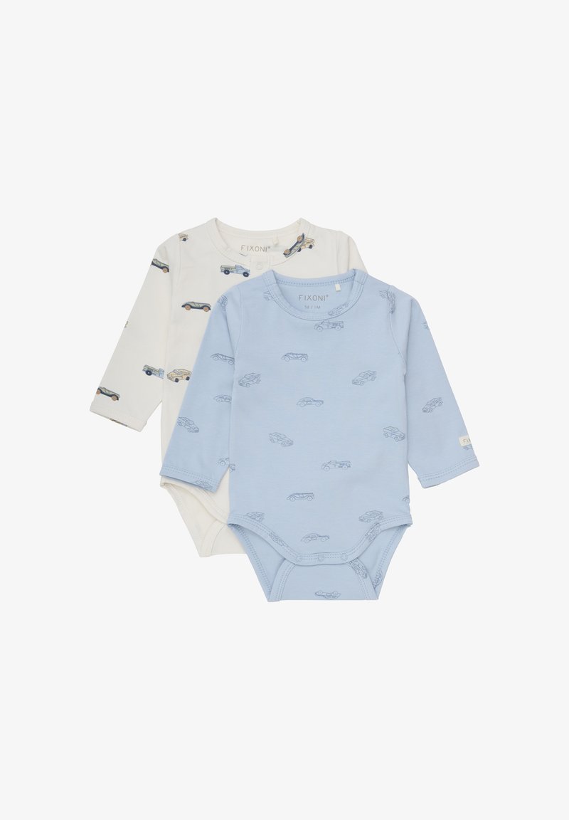 Dwa długie body dla niemowląt: jedno białe w niebieskie nadruki samochodów, drugie jasnoniebieskie w podobne wzory. Miękka bawełniana tkanina, okrągłe dekolty.