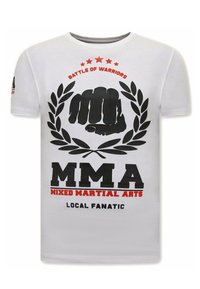 Witte katoen t-shirt met een zwart vuistgrafiek, rode sterren en de tekst "MMA Mixed Martial Arts" in vet zwart en rood. Casual fit.