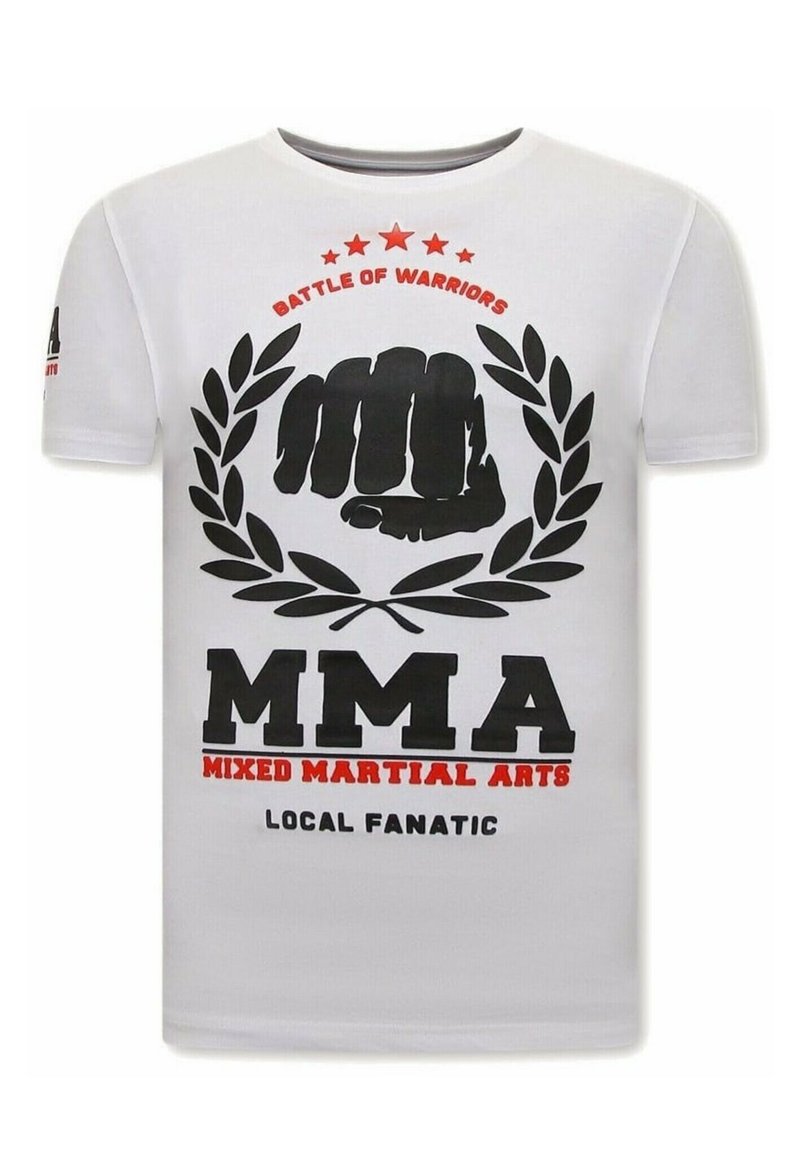 Witte katoen t-shirt met een zwart vuistgrafiek, rode sterren en de tekst "MMA Mixed Martial Arts" in vet zwart en rood. Casual fit.