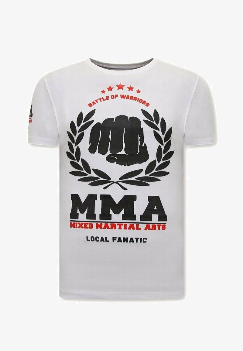 Witte katoen t-shirt met een zwart vuistgrafiek, rode sterren en de tekst "MMA Mixed Martial Arts" in vet zwart en rood. Casual fit.