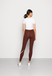 Nike Sportswear W NSW ESSNTL LGGNG SWOOSH MR - Leggings - Calças - bronze eclipse/white