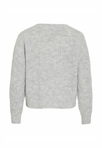 Pull en tricot gris clair avec une finition douce et texturée. Il présente un col rond, des manches longues et un ourlet court.