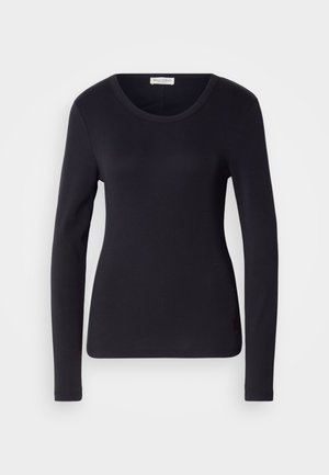 Schwarzes Langarmshirt aus weichem, elastischem Stoff. Verfügt über einen Rundhalsausschnitt und ein dezentes Logo-Detail auf der unteren linken Seite.