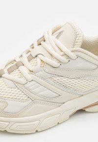 ARKK Copenhagen GRAVITY SPACE mleczny