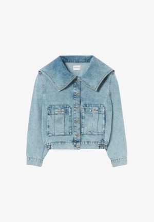 Giacca in denim azzurro chiaro con ampio collo a punta, due tasche frontali e chiusure con bottoni in argento. Vita elasticizzata sul retro.