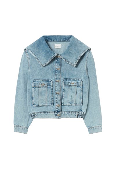 Veste en denim bleu clair avec un grand col pointu, deux poches avant et des boutons argentés. Taille élastique à l'arrière.