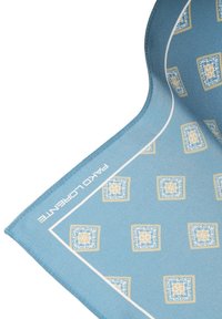 Jasnoniebieski szalik z misternymi żółtymi i białymi wzorami geometrycznymi. Wykończone krawędzie z białym paskiem oraz branding "Pako Lorente".
