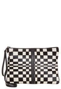 Svart- och vitrutigt kuvert gjort av mjuk päls med en slät läderdragkedja och rem. Har ett djärvt geometriskt mönster på utsidan.