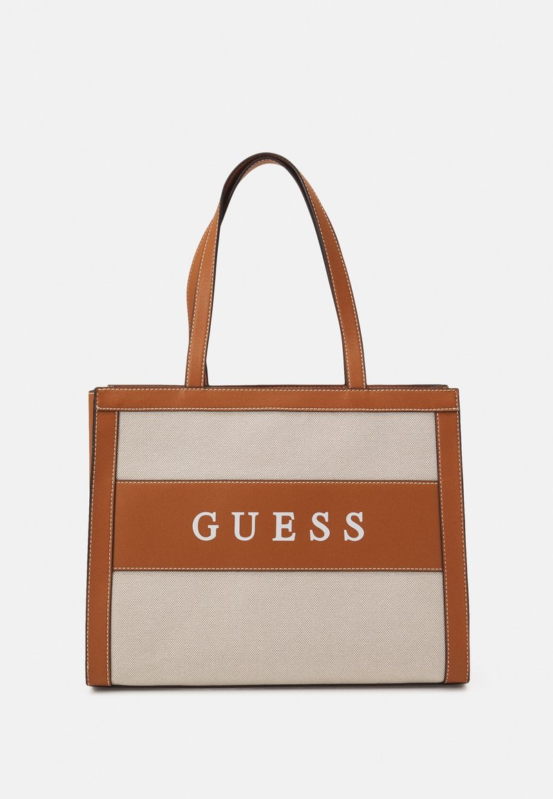 Sac cabas beige et fauve avec logo blanc "GUESS" ; design structuré, double poignée et couture contrastée pour plus de détails.