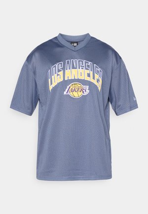 Graues Mesh-Basketballtrikot mit kurzen Ärmeln, mit "LOS ANGELES" in weißem und gelbem Text und dem "LAKERS"-Logo auf der Vorderseite.