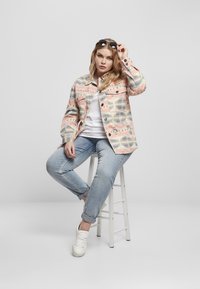 Urban Classics LADIES INKA OVERSIZED SHIRT JACKET - Lichte jas - summerinka