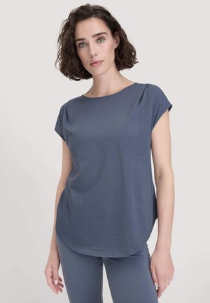 Top a maniche corte, con vestibilità rilassata, di colore blu tenue, realizzato in tessuto morbido. Presenta un collo rotondo e un orlo curvo per una silhouette facile.