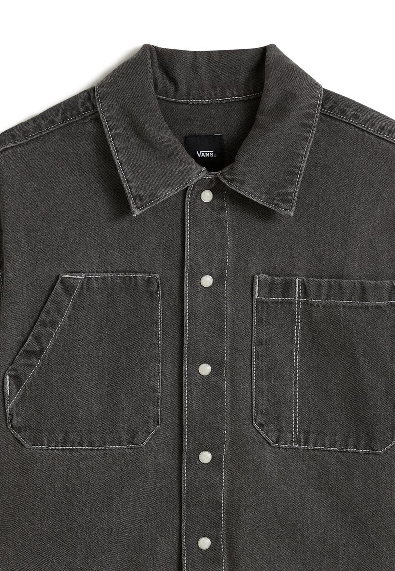 Grauwe denim shirt met een puntkraag, twee voorkruiken, wit stiksel en drukknoopsluitingen, met een matte textuur.