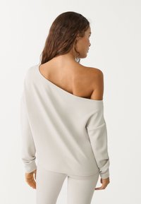 Stradivarius SOFT-TOUCH EXPOSED SHOULDER - Mikina - silver coloured