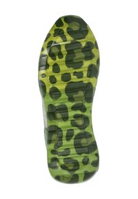 Semelle de sneaker avec un motif camouflage vert. Matériau en caoutchouc texturé avec des crampons prononcés et une légère courbure au niveau des orteils.