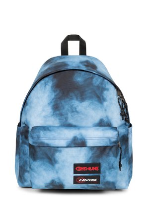 Zaino in tessuto tie-dye blu dalla forma arrotondata, con tasca frontale e accessori neri. Presenta i loghi: "GREMLINS" e "EASTPAK".