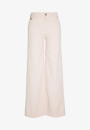 Vaaleanpunaiset leveälahkeiset farkut, jotka on valmistettu puuvilladenimistä. Farkuissa on napitus, etutaskut ja rento istuvuus, sekä sileä pinta.