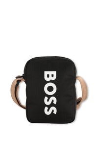 Borsa rettangolare nera con una trama tessile, logo "BOSS" bianco sulla parte frontale e una tracolla regolabile beige chiaro. Chiusura con zip nella parte superiore.