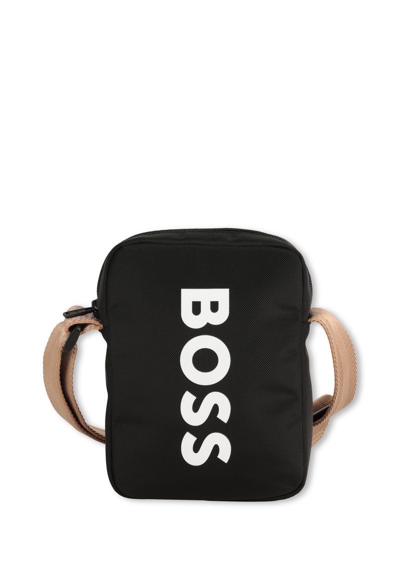 Borsa rettangolare nera con una trama tessile, logo "BOSS" bianco sulla parte frontale e una tracolla regolabile beige chiaro. Chiusura con zip nella parte superiore.