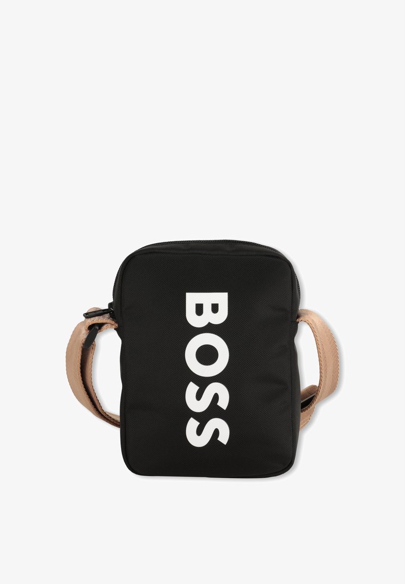 Borsa rettangolare nera con una trama tessile, logo "BOSS" bianco sulla parte frontale e una tracolla regolabile beige chiaro. Chiusura con zip nella parte superiore.