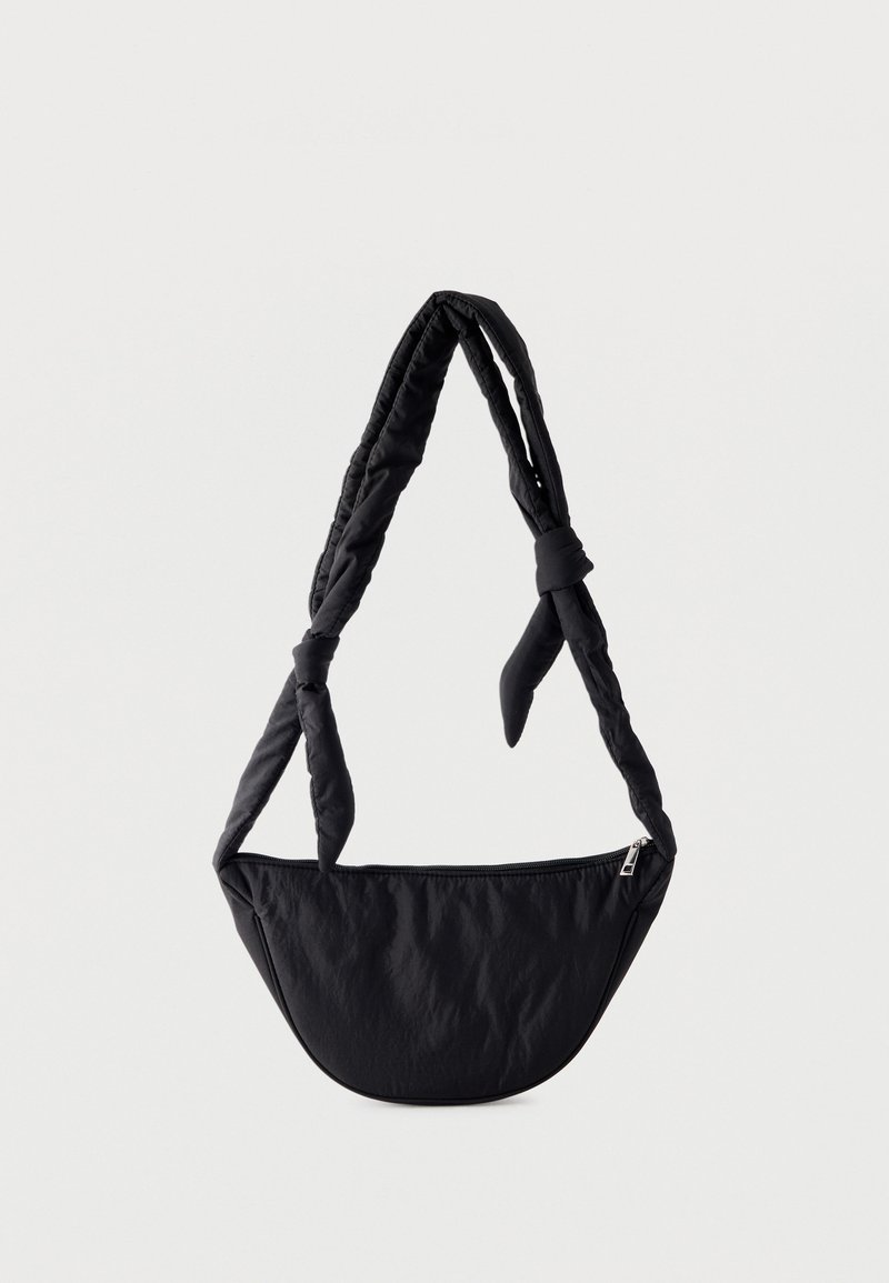 Μαύρο κοντότσεπο τσάντας με επένδυση, σε σχήμα μισοφέγγαρου και ρυθμιζόμενο λουρί με κόμπους, με κλείσιμο φερμουάρ στην κορυφή.