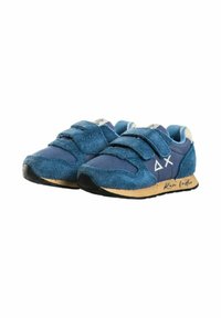 Scarpe atletiche blu con cinturini in velcro, caratterizzate da una texture simile alla scamosciata, suola in gomma e marchio sul lato esterno.