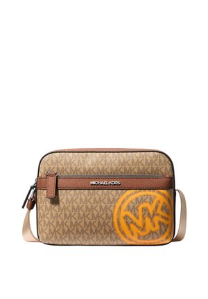 Braune Michael Kors Umhängetasche mit wiederkehrendem MK-Muster, orangem rundem MK-Logo, vorderer Reißverschlusstasche und verstellbarem beigen Riemen.
