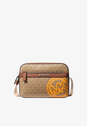 Brązowa torba Michael Kors na ramię z powtarzającym się wzorem MK, pomarańczowym okrągłym logo MK, przednią kieszenią na zamek oraz regulowanym beżowym paskiem.
