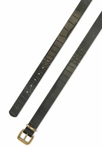 Czarny pasek skórzany z wzorem krokodyla, złocistą metalową klamrą oraz pięcioma otworami do regulacji rozmiaru.