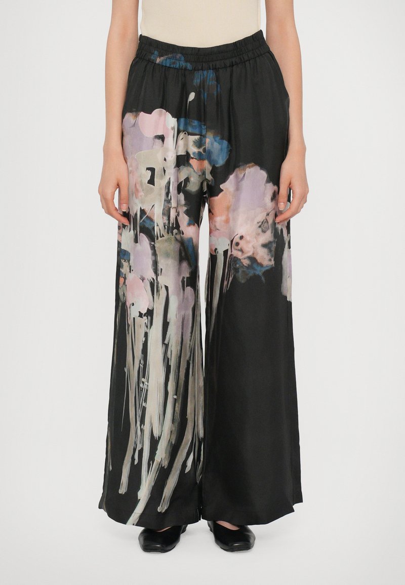 MUNTHE - ARUM - Pantalones - black, Ampliar