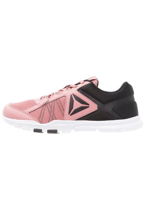 Lavprofils atletik sko i pink og sort mesh med hvid sål og sort logo på siden, designet til løb eller træning.