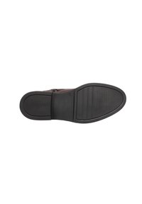 Chaussure en cuir marron avec une surface texturée, semelle en caoutchouc noir plate et coutures détaillées. Présente un bout lisse et des accents sur les côtés.