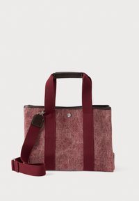 Κόκκινη τσάντα ώμου από ύφασμα με υφή, διακοσμητικά από σκούρο καφέ δέρμα, διπλές λαβές και αποσπώμενο ιμάντα ώμου. Κλείσιμο με φερμουάρ στο πάνω μέρος.