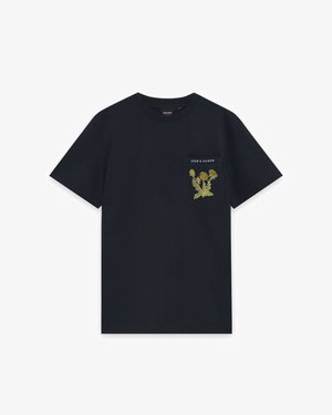 Tmavě modré tričko s krátkým rukávem a náprsním kapsičkou, na které je žlutá výšivka pampelišky a nad kapsičkou nápis "LYLE & SCOTT".