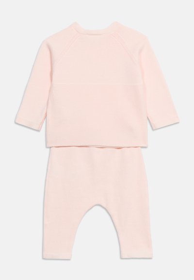 Ροζ ανοιχτό σύνολο μωρού με μακρυμάνικη μπλούζα και παντελόνι σετ, κατασκευασμένο από απαλό πλεκτό ύφασμα, τοποθετημένο επίπεδα σε λευκό φόντο.