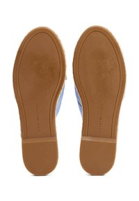 Világoskék vászon slip-on cipők barna gumitalppal, texturált felülettel és enyhe sarokformával. A talpon domború logó található.