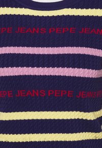Pull marine avec des rayures horizontales roses, jaunes et blanches. Tissu texturé avec "PEPE JEANS" brodé en rouge. Encolure ronde.