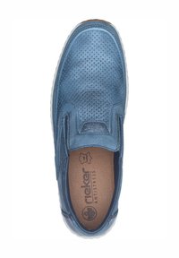 Zapato azul de slip-on hecho de cuero perforado con plantilla acolchada. Presenta una suela de goma blanca y textura suave. Logo interior visible.