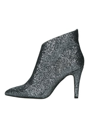 Bottes en métal noir et argent, à bout pointu et hauteur de cheville, avec une texture brillante et un talon aiguille. Le design élégant présente une silhouette épurée.
